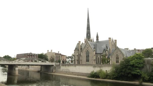 Kilise, köprü ve nehir. — Stok video