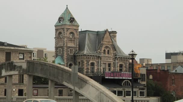 Hauptbrücke und historische Kirche — Stockvideo