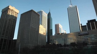 Şehir merkezinde içinde gökdelenler pan.