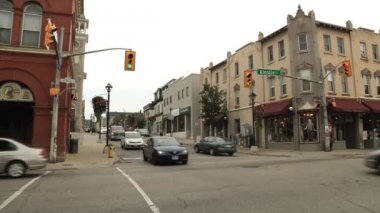 Eski Gore Banka Binası. Mağaza ata köşesi.