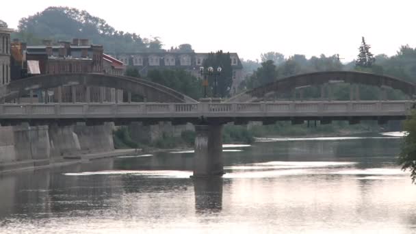 Hauptbrücke in Cambridge. — Stockvideo