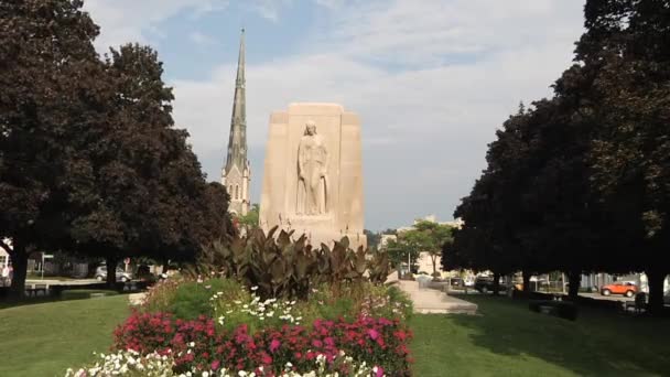 Memorial, igreja e flores no parque — Vídeo de Stock
