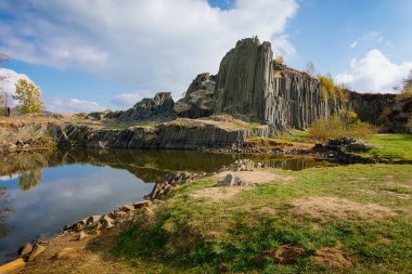 Kaya oluşumu doğal anıt bazalt organı. Çek Cumhuriyeti 'nin kuzeyindeki Kamenicky Senov yakınlarındaki Panska skala' da bazalt sütun ayrılığının çokgen yapıları. 21 Ekim 2018