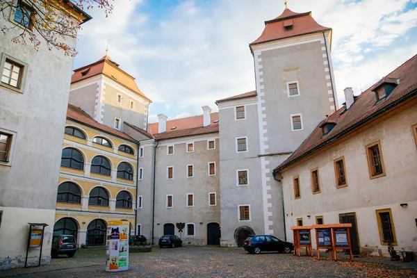 2018年10月21日チェコ共和国中央ボヘミア地方ムラーダ ボレスラフのゴシック ルネサンス様式の城と地域博物館の中庭 — ストック写真