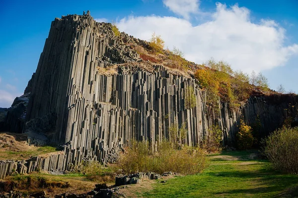 岩の形成天然記念物玄武岩の臓器 チェコ共和国北ボヘミアのKamenicky Senov近くのPanskaスカラにおける玄武岩柱状分離の多角形構造 2018年10月21日 — ストック写真