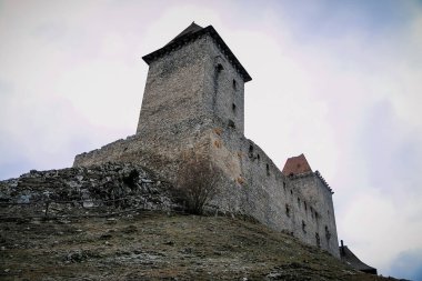 Ortaçağ şatosunda karlı bir kış. Kasperk, Sumava Ulusal Parkı, Kasperske Hory, Güney Bohemya, Çek Cumhuriyeti 28 Aralık 2019