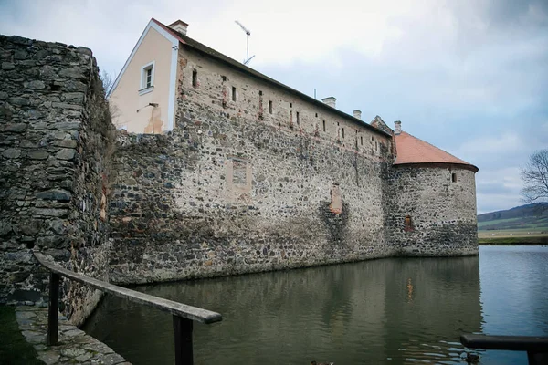 Kanał Wodny Wokół Kamiennego Zamku Renesans Gotyk Woda Średniowieczny Zamek — Zdjęcie stockowe