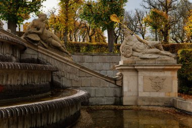 18. yüzyıldan Rococo şatosu, sonbaharda Dobris Şatosu 'ndaki bahçe çeşmesini süsleyen Barok heykelleri, Orta Bohemya, Çek Cumhuriyeti, 07 Ekim 2017