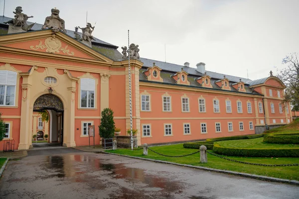 Rococo Chateau Отличным Фасадом Великолепная Резиденция Xviii Века Замок Добрис — стоковое фото