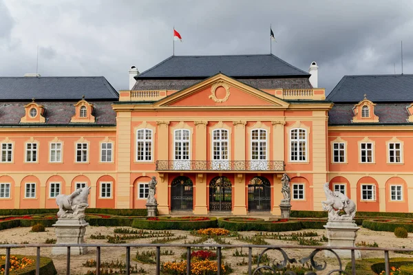 洛可可城堡 有着辉煌的立面 18世纪的豪宅 秋天的多布里斯城堡 捷克共和国波希米亚中部 2017年10月7日 — 图库照片