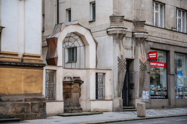 Kübizm tarzında Elmas Ev, Prag 'ın merkezindeki tarihi bina sonbahar günü, Çek Cumhuriyeti, Bohemya bölgesi, 11 Ekim 2020 