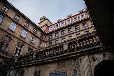 Sonbahar gününde tarihi merkezde bulunan Medya ve Gazetecilik Koleji 'nin eski tarihi binasının avlusu Prag, Çek Cumhuriyeti, Bohemya Bölgesi, 11 Ekim 2020' de yıkılan alçı ve antika balkon. 