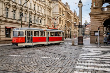Sonbahar günü National Avenue 'de Red Retro Tramvay, Narodni Trida Caddesi' nde Cafe Slavia, Ulusal Tiyatro 'nun karşısında Prag' da geleneksel kahve dükkanı. Çek Cumhuriyeti, 11 Ekim 2020