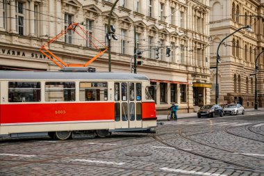 Sonbahar günü National Avenue 'de Red Retro Tramvay, Narodni Trida Caddesi' nde Cafe Slavia, Ulusal Tiyatro 'nun karşısında Prag' da geleneksel kahve dükkanı. Çek Cumhuriyeti, 11 Ekim 2020
