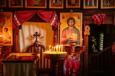 Çek Cumhuriyeti 'nin Prag kenti Petril Hill' deki Kinsky Garden 'da bulunan St. Archangel Kilisesi ahşap Ortodoks Kilisesi. Tapınağın içindeki Hıristiyanlığın sembolleri..