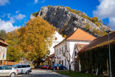 Romantik ortaçağ köyü sonbaharda manastır, Svaty Jan kapsülü Skalou 'nun altında Aziz John, Orta Bohemya, Çek Cumhuriyeti, 24 Ekim 2020