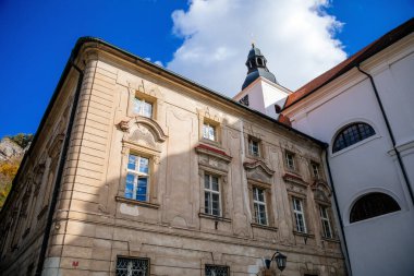 Romantik ortaçağ köyü sonbaharda manastır, Svaty Jan kapsülü Skalou 'nun altında Aziz John, Orta Bohemya, Çek Cumhuriyeti, 24 Ekim 2020