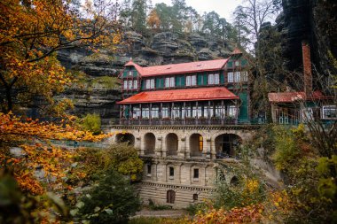 Tatil şatosu Panorama, Falcon Şatosu (Sokoli Hnizdo) yakınlarındaki Prebischtor Kapısı (Pravcicka brana), İsviçre 'nin Bohemian Ulusal Parkı, Hrensko, Çek Cumhuriyeti, 28 Ekim 2020