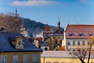 Prag 'ın panoramik manzarası, güneşli kış gününde karla kaplı çatılar, Charles Köprüsü' nden Bakire Meryem Kilisesi 'ne, Prag, Çek Cumhuriyeti, 18 Aralık 2017