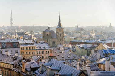 Prag 'ın panoramik manzarası, güneşli kış gününde karla kaplı çatılar, Eski Şehir Köprüsü Kulesi' nden St. Jilj Kilisesi ve Zizkov Televizyon Kulesi, Prag, Çek Cumhuriyeti, 18 Aralık 2017