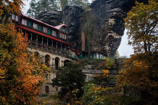 Панорама курортного замка "Соколиное гнездо" (Sokoli Hnizdo) возле Пребишторских ворот (Pravcicka brana) в Национальном парке Чехии осенью, г. Хренско, Чехия, 28 октября 2020 г.