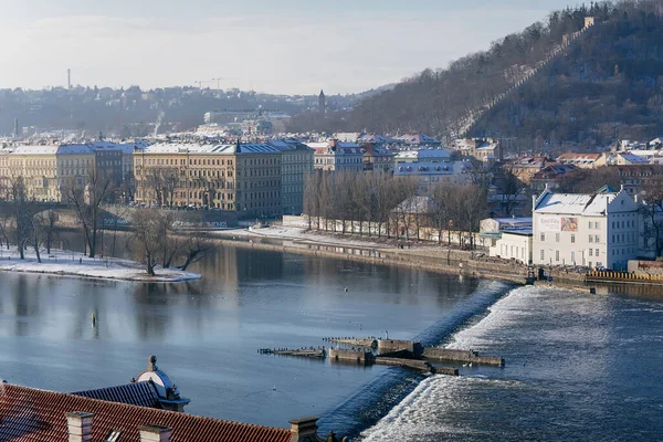 Vista Panorámica Los Tejados Azulejos Rojos Praga Con Nieve Río —  Fotos de Stock