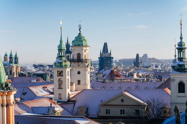 Blick Auf Die Roten Ziegeldächer Prags Mit Schnee Sonnigen Wintertagen — Stockfoto