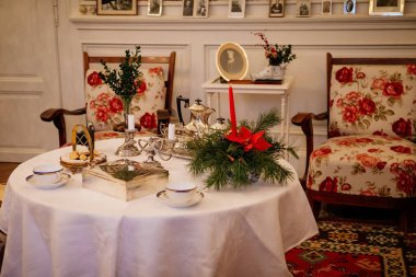 Horovice Şatosu, Barok Şatosu, 20. yüzyılın başlarında, beyaz mobilyalı kütüphane, koltuklar, masa örtülü çay için hazırlanan masa, Noel süslemeleri, Çek Cumhuriyeti, 15 Aralık 2019