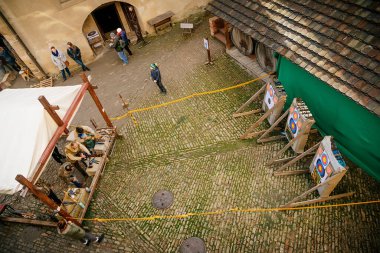 Orta Çağ kraliyet kalesi Krivoklat 'ın avlusu, ulusal kültür simgesi, kış güneşli bir günde noel pazarı ve okçuluk hedefi, Orta Bohemya, Çek Cumhuriyeti, 15 Aralık 2019