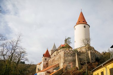 Ortaçağ kraliyet kalesi Krivoklat, Kışın güneşli bir günde ulusal kültür simgesi, Kale duvarları ve kale kulesi, Merkez Bohemya, Çek Cumhuriyeti, 15 Aralık 2019