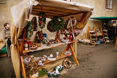 Ortaçağ kraliyet kalesi Krivoklat 'ın avlusu, ulusal kültür simgesi, kış güneşli bir günde noel pazarı, Orta Bohemya, Çek Cumhuriyeti, 15 Aralık 2019