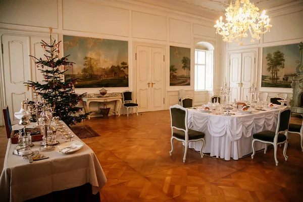 Horovice Castle Interior Baroque Chateau Τραπεζαρία Σκαλιστά Λευκά Έπιπλα Ασημένια — Φωτογραφία Αρχείου