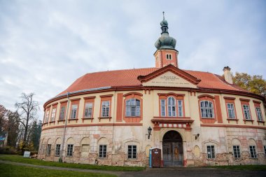 Güneşli sonbahar gününde terk edilmiş eski harabe barok Libechov kalesi, 2002, Merkez Bohemya, Çek Cumhuriyeti, 14 Kasım 2020 'deki selden etkilenen romantik şato ağır hasar gördü.