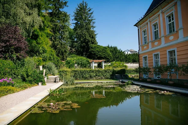 Pink Rococo Chateau Nove Hrady Castello Con Giardino Alla Francese — Foto Stock