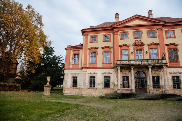 Gamla Övergivna Förstörda Barock Libechov Slott Med Balkong Solig Dag — Stockfoto