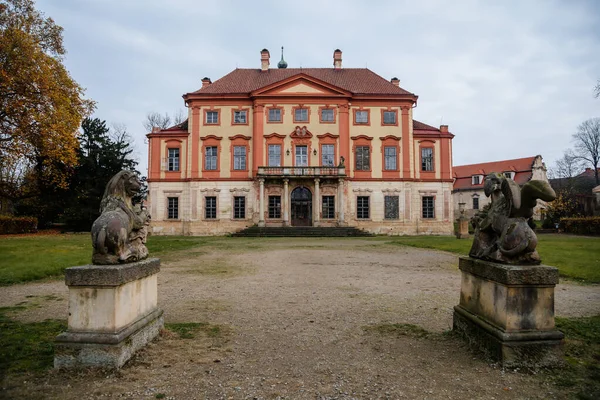 Antiguo Castillo Barroco Ruinas Abandonado Libechov Con Balcón Día Soleado — Foto de Stock