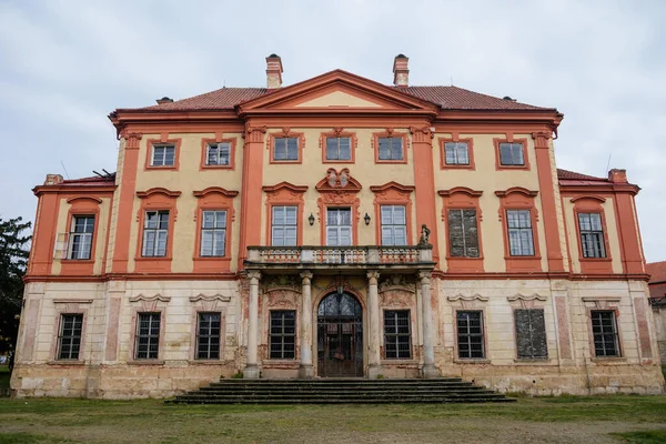 Vecchio Castello Barocco Abbandonato Rovina Libechov Con Balcone Nella Giornata — Foto Stock