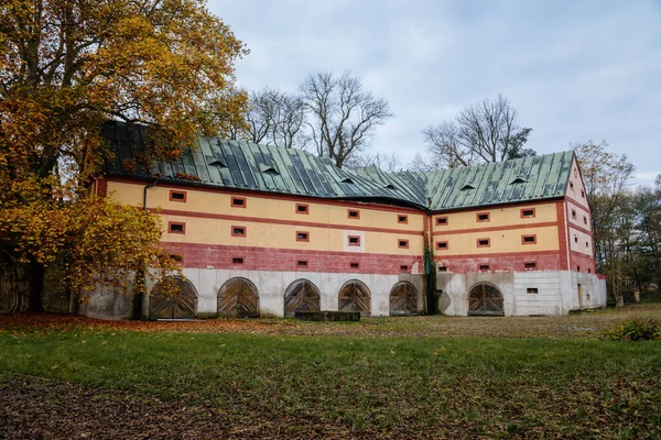 Gammel Forlatt Ødelagt Barokkslott Solrik Høstdag Romantisk Kapell Ble Hardt – stockfoto