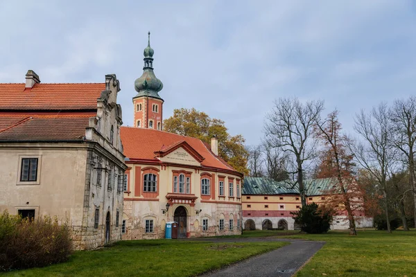 Oude Verlaten Barokke Libechov Kasteel Zonnige Herfstdag Romantisch Kasteel Zwaar — Stockfoto