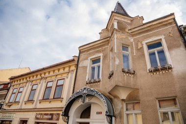 Ortaçağ dar şehir caddesi, sayısız kafe ve dükkan, Melnik 'te renkli rönesans ve barok evler, güneşli sonbahar günü, Orta Bohemya, Çek Cumhuriyeti, 14 Kasım 2020