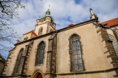 Güneşli bir sonbahar gününde Melnik Kalesi yakınlarındaki Ortaçağ Gotik Katolik Kilisesi, Yüksek Saat Kulesi, Merkez Bohemya, Çek Cumhuriyeti, 14 Kasım 2020