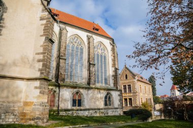 Güneşli sonbahar gününde Melnik Şatosu yakınlarındaki ortaçağ gotik Katolik kilisesi Aziz Peter ve Paul 'un manzarası, Orta Bohemya, Çek Cumhuriyeti, 14 Kasım 2020