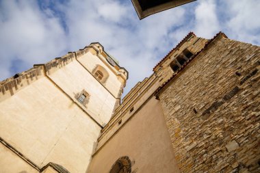 Güneşli bir sonbahar gününde Melnik Kalesi yakınlarındaki Ortaçağ Gotik Katolik Kilisesi, Yüksek Saat Kulesi, Merkez Bohemya, Çek Cumhuriyeti, 14 Kasım 2020