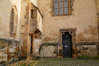 Güneşli sonbahar gününde Melnik Şatosu yakınlarındaki ortaçağ gotik Katolik kilisesi Aziz Peter ve Paul 'un manzarası, Orta Bohemya, Çek Cumhuriyeti, 14 Kasım 2020