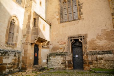 Güneşli sonbahar gününde Melnik Şatosu yakınlarındaki ortaçağ gotik Katolik kilisesi Aziz Peter ve Paul 'un manzarası, Orta Bohemya, Çek Cumhuriyeti, 14 Kasım 2020