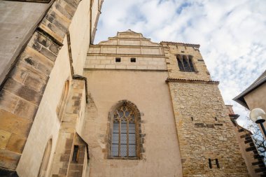 Güneşli sonbahar gününde Melnik Şatosu yakınlarındaki ortaçağ gotik Katolik kilisesi Aziz Peter ve Paul 'un manzarası, Orta Bohemya, Çek Cumhuriyeti, 14 Kasım 2020