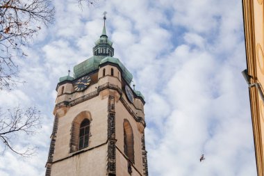 Güneşli bir sonbahar gününde Melnik Kalesi yakınlarındaki Ortaçağ Gotik Katolik Kilisesi, Yüksek Saat Kulesi, Merkez Bohemya, Çek Cumhuriyeti, 14 Kasım 2020