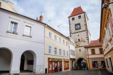 Gotik Prag Kapı Kulesi, Ortaçağ dar sokakları sayısız kafe, renkli rönesans ve barok evleri Melnik 'te, güneşli sonbahar günü, Orta Bohemya, Çek Cumhuriyeti, 14 Kasım 2020