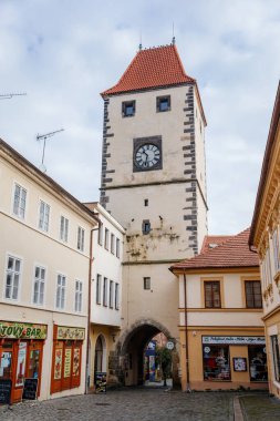 Gotik Prag Kapı Kulesi, Ortaçağ dar sokakları sayısız kafe, renkli rönesans ve barok evleri Melnik 'te, güneşli sonbahar günü, Orta Bohemya, Çek Cumhuriyeti, 14 Kasım 2020