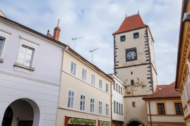 Gotik Prag Kapı Kulesi, Ortaçağ dar sokakları sayısız kafe, renkli rönesans ve barok evleri Melnik 'te, güneşli sonbahar günü, Orta Bohemya, Çek Cumhuriyeti, 14 Kasım 2020